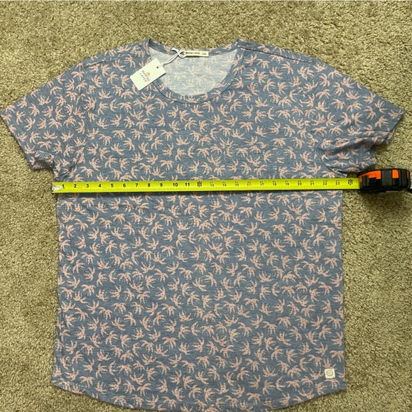 Marine Layer Saddle Hem Pocket Tee in Navy/Pink Tossed Palm - Picture 4 of 7